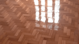 piso de madeira com sinteco brilhante