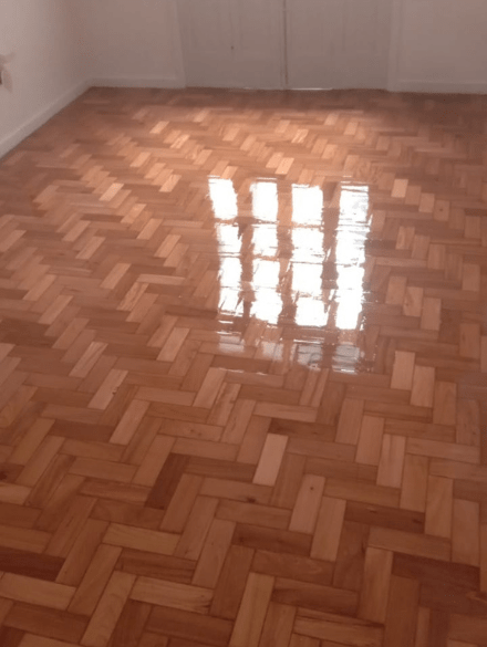 piso de madeira com sinteco brilhante