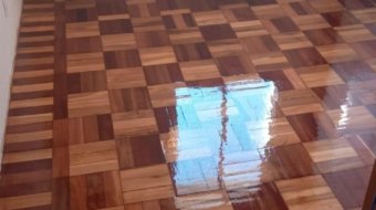 Piso de madeira xadrez com sinteco brilhante