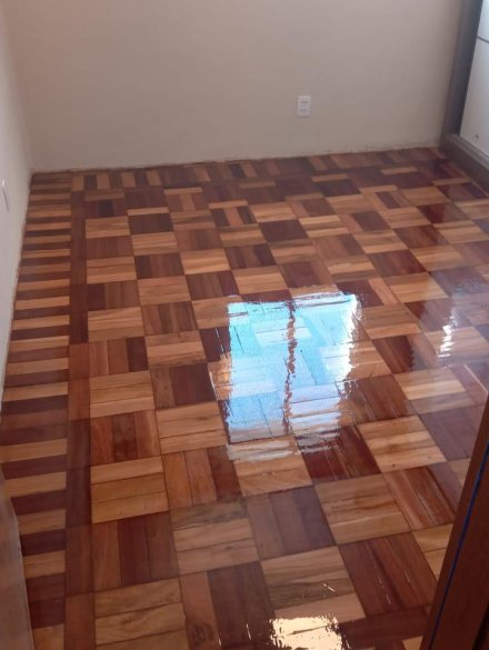 Piso de madeira xadrez com sinteco brilhante