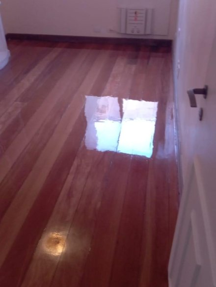 Piso de tabua corrida com sinteco brilhante