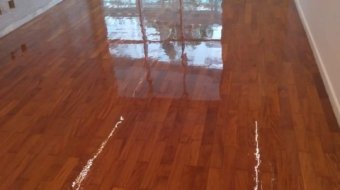 Piso de madeira com sinteco brilhante