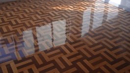 Piso de tacos de madeira com sinteco brilhante