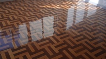 Piso de tacos de madeira com sinteco brilhante