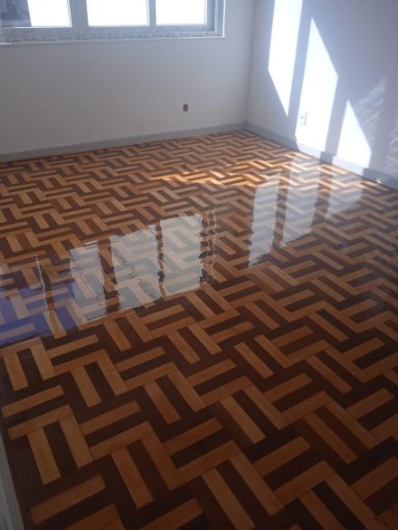 Piso de tacos de madeira com sinteco brilhante