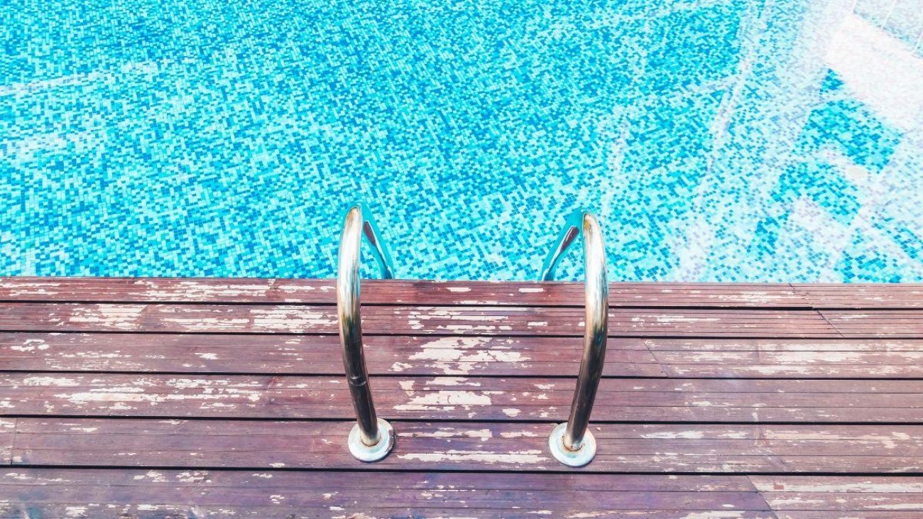 deck de piscina desgastado