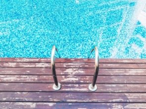 deck de piscina desgastado